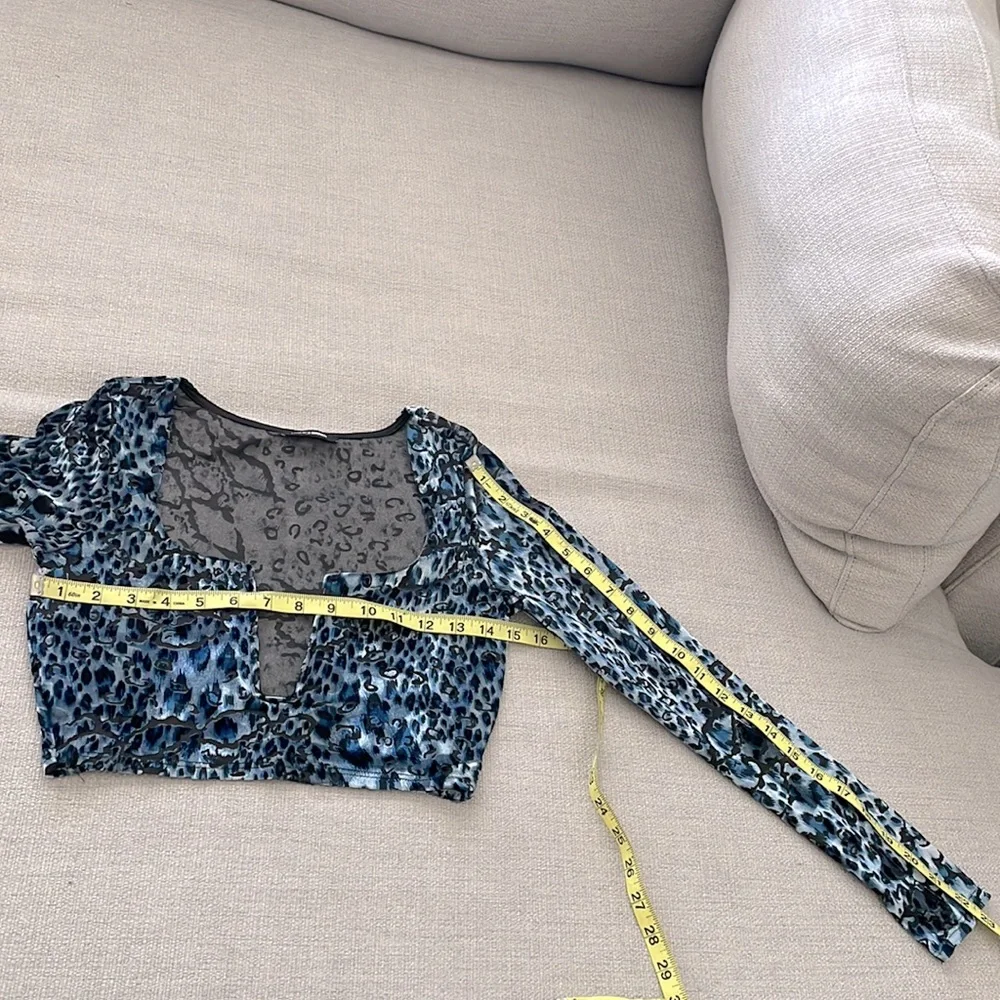 ๐ 7 for $15 ๐ wire crop top blue leopard - Picture 5 of 6